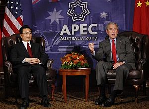 El presidente de China, Hu Jintao, y el de EEUU, George W. Bush, durante una reunin en el marco del Foro de la APEC. (Foto: AFP)