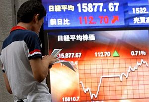 Un hombre toma nota de los indicadores electrnicos de la Bolsa en Tokio. (Foto: EFE)