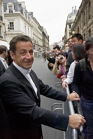 Sarkozy recibe a algunas personas que se han acercado al Elseo en la jornada de puertas abiertas. (Foto: AFP)