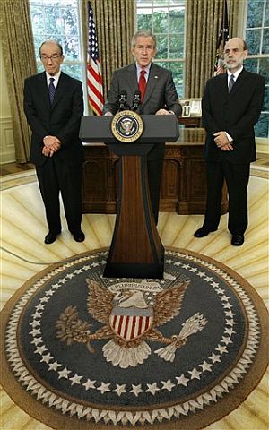 Greenspan con Bush (centro) y su sucesor, Ben Bernanke (izquierda) en 2005. (FOTO: AP)