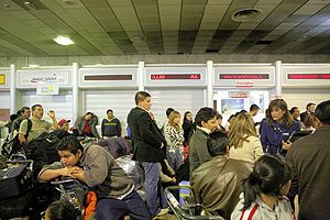 Pasajeros afectados por el cierre de Air Madrid, el pasado diciembre en el aeropuerto de Barajas. (Foto: A. M. Xoubanova)