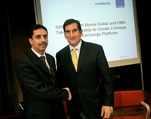 Essa Kazim, presidente de la Bolsa de Dubai (izq.), y el consejero delegado del Nasdaq, Robert Graifeld, tras el acuerdo entre ambas sociedades. (Foto: AFP)