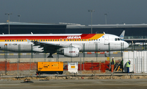 Avión de Iberia en el Aeropuerto del Prat en Barcelona. (FOTO: ANTONIO MORENO)