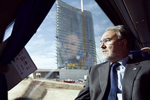 El ministro de Economia, Pedro Solbes, ha aprovechado su visita a Zaragoza para observar las obras de la Exposición de 2008. (Foto: EFE)