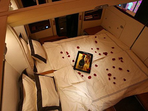 Pétalos, almohadas y champán. En el A380, el amor se entiende por miradas. Vea otras imágenes del avión. (Foto: AFP)