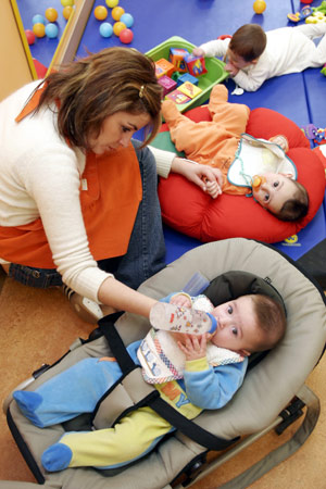 Varios bebés comen y juegan en la guardería (FOTO: EL MUNDO)