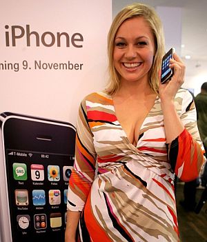 La comediante alemana Ruth Moschner presenta la llegada al pas del iPhone. (Foto: EFE)