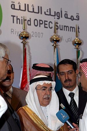 El ministro saud del Petrleo, Ali Al Naimi, visita el escenario de la cumbre. (FOTO: EFE)