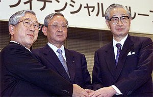 De izquierda a derecha: Yoshiro Yamamoto, Katsuyuki Sugita y Masao Nishimura, presidentes del Banco Mizuho Financial Group, (Foto: REUTERS)