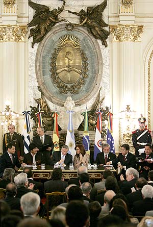 Momento de la firma de los miembros del tratado. (Foto: AP)