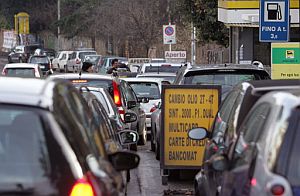 Una larga cola de coches espera poder llenar su depsito para hacer frente a la huelga. (Foto: AFP)