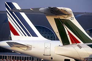 Cola de un avión de Air France (izquierda) y otra de uno de Alitalia, en el aeropuerto de Fuimicino. (Foto:AP)