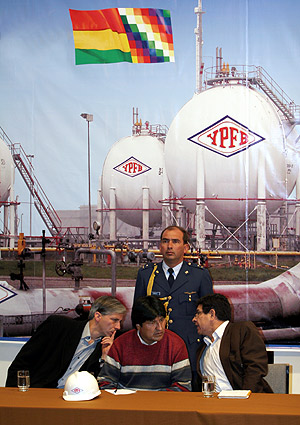 Evo Morales (centro), junto a Villegas (dcha.) y al vicepresidente boliviano Garcia Linera (izq.) tras la firma de la nacionalizacin de hidrocarburos en 2006. (FOTO: AFP)