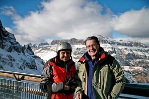 Prodi posa junto a su esposa, Flavia, en los Dolomitas (norte de Italia) durante sus vacaciones. (Foto: EFE)