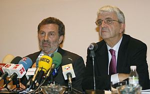 Antonio Gonzlez (izda) y Jos Salgueiro (dcha) durante la rueda de prensa sobre la valoracin de los nuevos AVE. (FOTO: EFE)