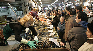 Pescadería en el Mercado de la Ribera en Bilbao. (Foto: Miguel Calvo)