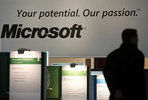 Un hombre pasea junto a un cartel de Microsoft en la sede de la compaa. (FOTO: AFP)