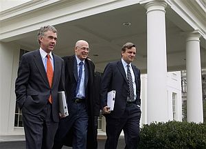 Henry Paulson, en el centro, a su salida de la Casa Blanca. (Foto: AP)