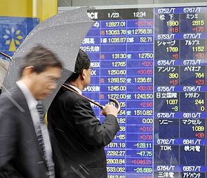 Dos inversores, en la bolsa de Tokio. (Foto: AFP)