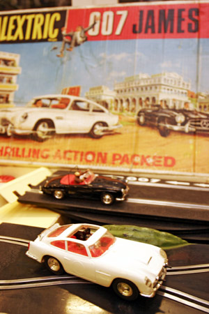 Una de las colecciones de 'coches Bond' de Scalextric. (FOTO: Bernab Cordn)