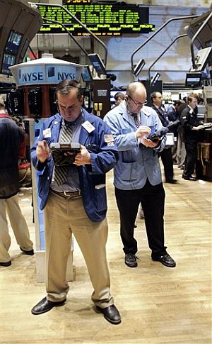 Los brokers siguen con ansiedad la jornada en Wall Street. (Foto: AP)