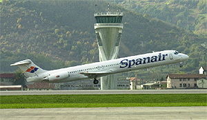 Despeque de un avin de Spanair en el aeropuerto de Sondika, Paloma de Calatrava, en Bilbao. (Foto: Iaki Andrs, Mitxi y Pablo Vias)