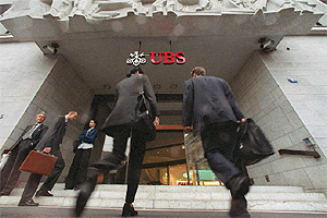 Clientes entrando al Banco Unido de Suiza (UBS) en Zurich. (Foto: EPA)