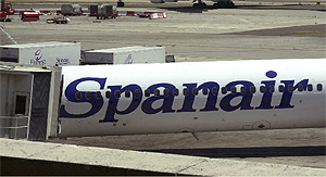 Avión de Spanair en el aeropuerto de Barajas, Madrid. (Foto de archivo de 2001: Carlos Miralles)