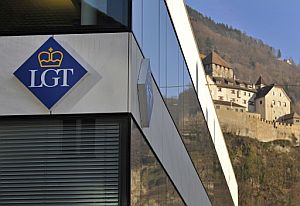 LGT, uno de los bancos investigados, frente al castillo de Vaduz. (Foto: AFP)