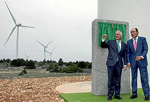 Ignacio Snchez Galn (derecha) presenta un parque elico en Castilla-La Mancha. (Foto: EFE)