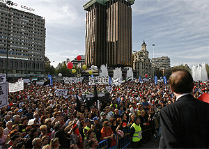 Cabecera de la manifestacin, convocada por la Coordinadora Espaola de Afectados de Frum y Afinsa (CEAFA), el 21 de abril de 2007 en Madrid. (Foto: Begoa Rivas)