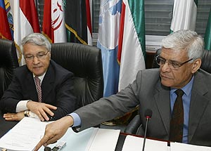 El ministro del petrleo de Argelia (izda), y Chakib Khelil, presidente de la OPEP (dcha) en la reunin de la sede central de la organizacin en Viena.(foto: REUTERS)