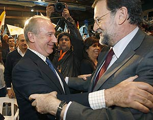 Mariano Rajoy saluda a Rodrigo Rato en un reciente mitin en L'Hospitalet. (Foto: EFE)