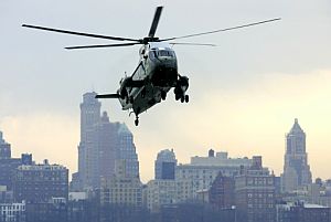 El presidente estadounidense acudió a Manhattan en helicóptero para hablar de economía. (Foto: AFP)