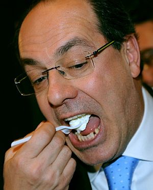 El ministro italiano de Agricultura, Paolo De Castro, prueba mozzarella para mostrar su confianza en este alimento. (Foto: AFP)