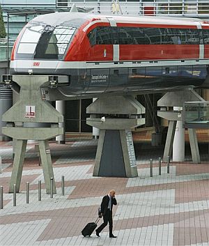 Un hombre pasa junto a una maqueta del tren de levitacin magntica en el aeropuerto de Munich. (Foto: AP)