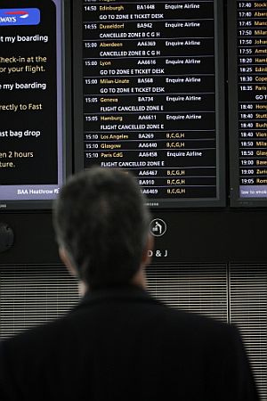 Un pasajero contempla el panel informativo, que muestra varios vuelos cancelados. (Foto: AFP)