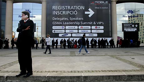 Un asistente al Mobile World Congress, celebrado en febrero en Barcelona, habla por telfono. (Foto: Reuters)