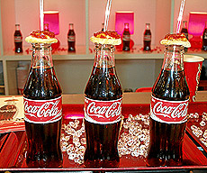 Botellas de Coca Cola con canaps. (FOTO: EL MUNDO)