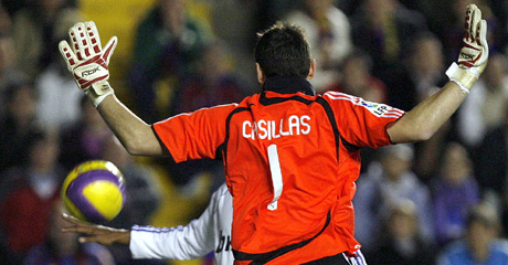 El portero madridista, Casillas, asegur sus manos con Groupama. (Foto: Alberto Di Lolli)