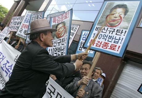 Manifestacin contra Kim Yong-chul, quien destap los delitos producidos por directivos de Samsung. (Foto: REUTERS)