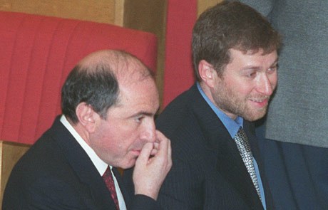 Boris Berezovski y Roman Abramovich en la sesin inaugural de la tercera legislatura rusa, ao 2000. (Foto: AP)