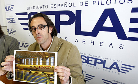 El jefe de la seccin sindical SEPLA-AIR EUROPA, Jaime Garrido , durante la rueda de prensa en la que han informado de la huelga. (Foto: EFE)