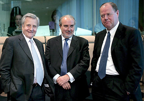 El presidente del BCE, Jean-Claude Trichet (izda), junto a los ministros de economa de Espaa, Pedro Solbes (centro), y el de Alemania, Peer Steinbruek. (FOTO: EFE)