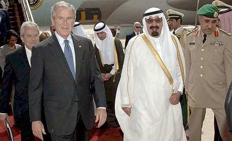 El presidente de EEUU, George W.Bush, junto al rey de Arabia Saud, Abdala bin Abdelaziz. (Foto: EFE)
