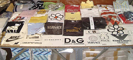 Desmantelada una red que falsificaba diariamente ms de 2.500 prendas de prestigiosas marcas. (FOTO: CNP)