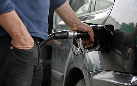 El precio del gasleo mantiene su encarecimiento sobre la gasolina. (Foto: AP)