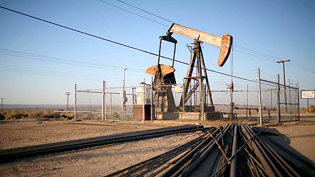 Bomba de extraccin de crudo en un campo petrolfero cerca de Taft, California, EEUU. (Foto: EFE)