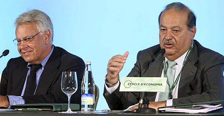 Carlos Slim, junto al ex presidente espaol, Felipe Gonzlez, durante su intervencin en el Crculo de Economa en Barcelona. (Foto: EFE)