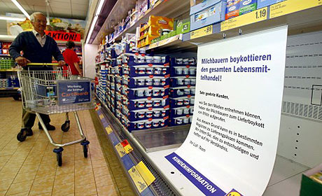 Lidl accedi a subir el precio que paga por la leche ante el boicot en sus supermercados. (Foto: EFE)